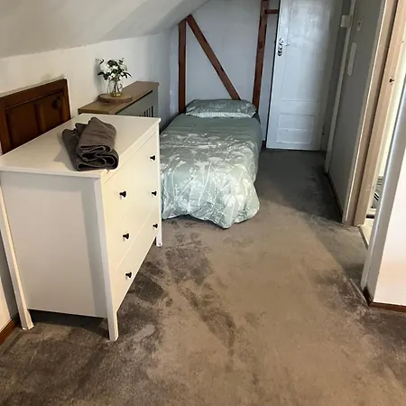 I Bedroom Flat On A Gated Farm In Tadworth Apartment *