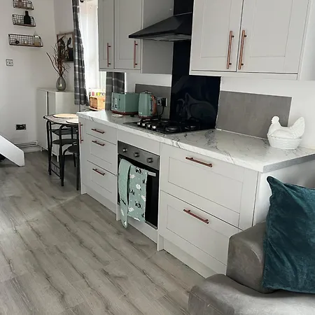 Apartment I Bedroom Flat On A Gated Farm In Tadworth Purley