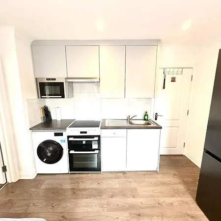Stunning Modern, Private Apartment,15 Mins To London The Hyde