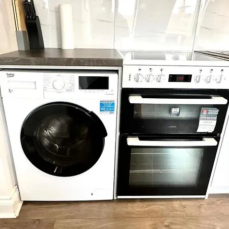 Stunning Modern, Private Apartment,15 Mins To London Apartment