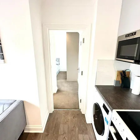 Stunning Modern, Private Apartment,15 Mins To London