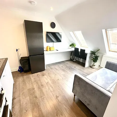 Stunning Modern, Private Apartment,15 Mins To London Apartment