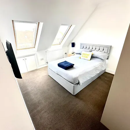 Apartment Stunning Modern, Private Apartment,15 Mins To London *