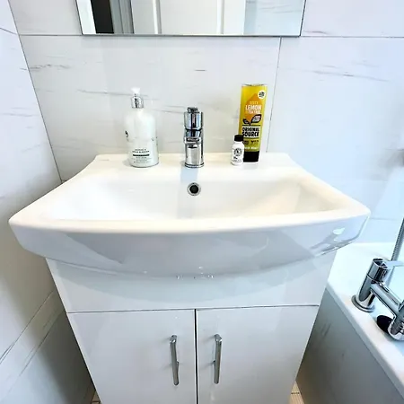 Stunning Modern, Private Apartment,15 Mins To London