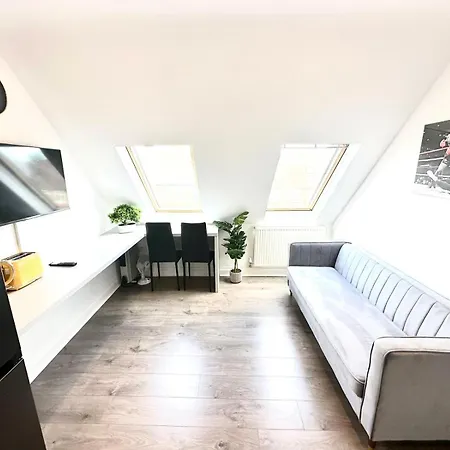 Stunning Modern, Private Apartment,15 Mins To London Apartment