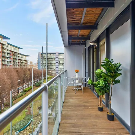Chelsea Bridge 2bed 2bath Balcony Fast Wifi - Luxurylondonstays *