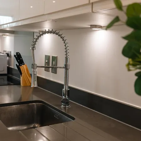 Modern 2 Bedroom With Superking Bed, Gated Free Parking & Balcony Views Near Wembley * London