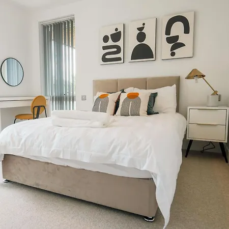 Modern 2 Bedroom With Superking Bed, Gated Free Parking & Balcony Views Near Wembley Apartment *