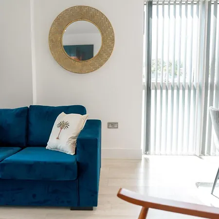 Apartment Modern 2 Bedroom With Superking Bed, Gated Free Parking & Balcony Views Near Wembley