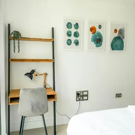 Apartment Modern 2 Bedroom With Superking Bed, Gated Free Parking & Balcony Views Near Wembley *