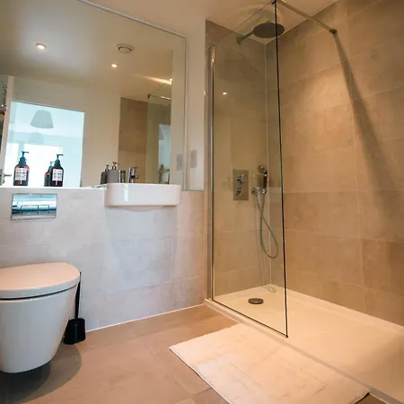 Apartment Modern 2 Bedroom With Superking Bed, Gated Free Parking & Balcony Views Near Wembley
