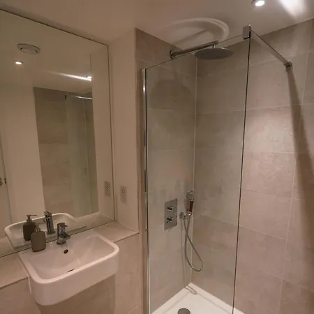 Apartment Modern 2 Bedroom With Superking Bed, Gated Free Parking & Balcony Views Near Wembley *