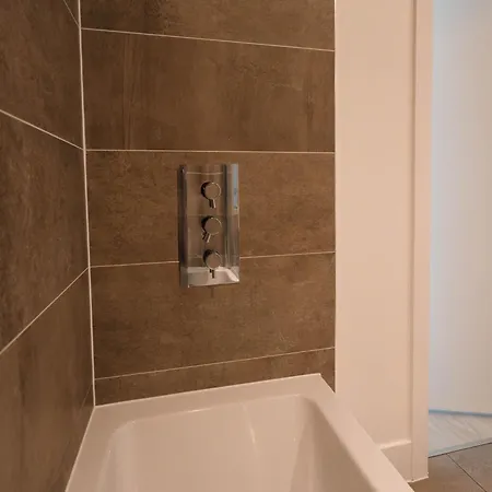 Modern 2 Bedroom With Superking Bed, Gated Free Parking & Balcony Views Near Wembley *