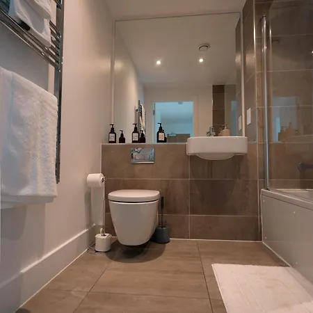 Modern 2 Bedroom With Superking Bed, Gated Free Parking & Balcony Views Near Wembley * London