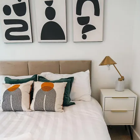 Modern 2 Bedroom With Superking Bed, Gated Free Parking & Balcony Views Near Wembley London