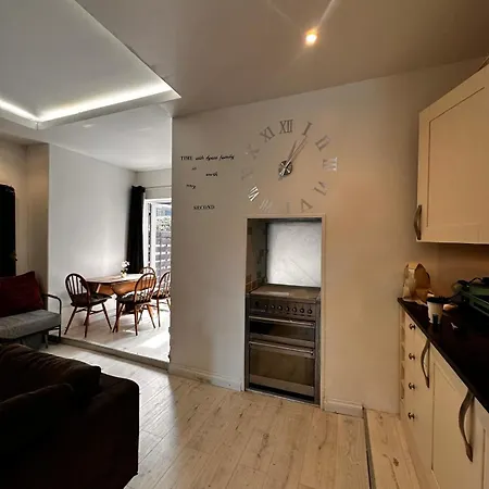 2 Bedroom Flat Wembley London