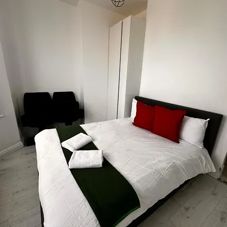 2 Bedroom Flat Wembley Apartment London