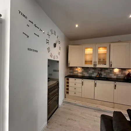 Apartment 2 Bedroom Flat Wembley