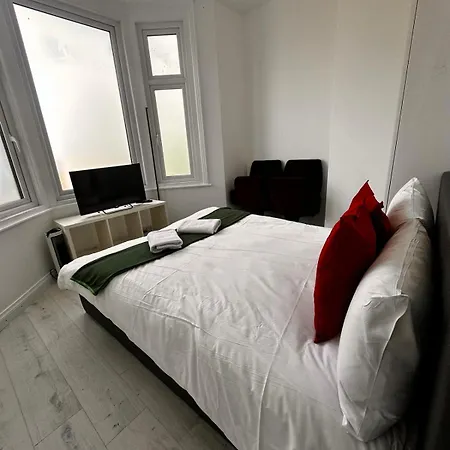 2 Bedroom Flat Wembley Apartment