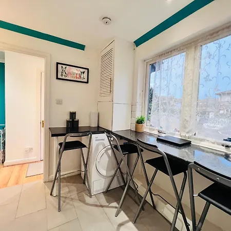 Lovely 4br House In The With Parking Holiday home
