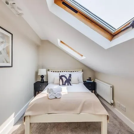 Beautiful 5 Bedroom 4 Bathroom House In W6 By Yoko - 10 Minute's To - Free Parking, Fast Wifi, Work Desks And Smarttvs With And Netflix Holiday home London