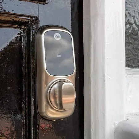 Beautiful 5 Bedroom 4 Bathroom House In W6 By Yoko - 10 Minute's To - Free Parking, Fast Wifi, Work Desks And Smarttvs With And Netflix Holiday home