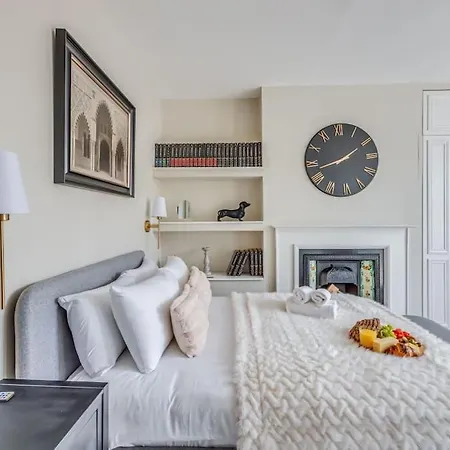 Holiday home Beautiful 5 Bedroom 4 Bathroom House In W6 By Yoko - 10 Minute's To - Free Parking, Fast Wifi, Work Desks And Smarttvs With And Netflix *