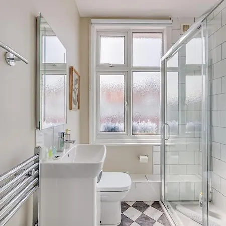 Beautiful 5 Bedroom 4 Bathroom House In W6 By Yoko - 10 Minute's To - Free Parking, Fast Wifi, Work Desks And Smarttvs With And Netflix