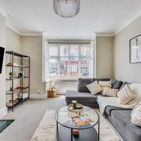 Holiday home Beautiful 5 Bedroom 4 Bathroom House In W6 By Yoko - 10 Minute's To - Free Parking, Fast Wifi, Work Desks And Smarttvs With And Netflix