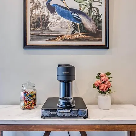 Holiday home Beautiful 5 Bedroom 4 Bathroom House In W6 By Yoko - 10 Minute's To - Free Parking, Fast Wifi, Work Desks And Smarttvs With And Netflix London