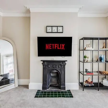 Beautiful 5 Bedroom 4 Bathroom House In W6 By Yoko - 10 Minute's To - Free Parking, Fast Wifi, Work Desks And Smarttvs With And Netflix Holiday home *