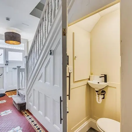 Beautiful 5 Bedroom 4 Bathroom House In W6 By Yoko - 10 Minute's To - Free Parking, Fast Wifi, Work Desks And Smarttvs With And Netflix Holiday home London