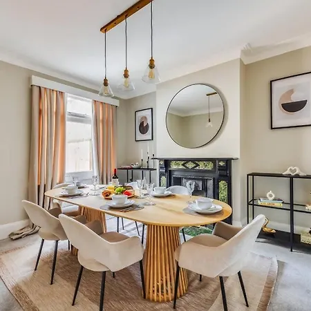 Beautiful 5 Bedroom 4 Bathroom House In W6 By Yoko - 10 Minute's To - Free Parking, Fast Wifi, Work Desks And Smarttvs With And Netflix Holiday home