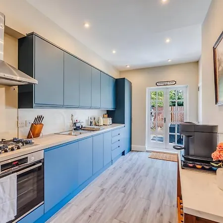 Holiday home Beautiful 5 Bedroom 4 Bathroom House In W6 By Yoko - 10 Minute's To - Free Parking, Fast Wifi, Work Desks And Smarttvs With And Netflix *