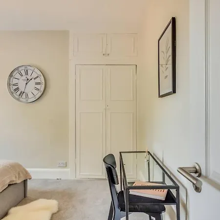 Beautiful 5 Bedroom 4 Bathroom House In W6 By Yoko - 10 Minute's To - Free Parking, Fast Wifi, Work Desks And Smarttvs With And Netflix Holiday home London