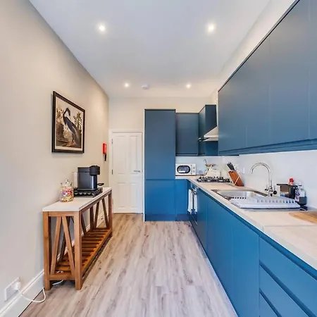 Beautiful 5 Bedroom 4 Bathroom House In W6 By Yoko - 10 Minute's To - Free Parking, Fast Wifi, Work Desks And Smarttvs With And Netflix *