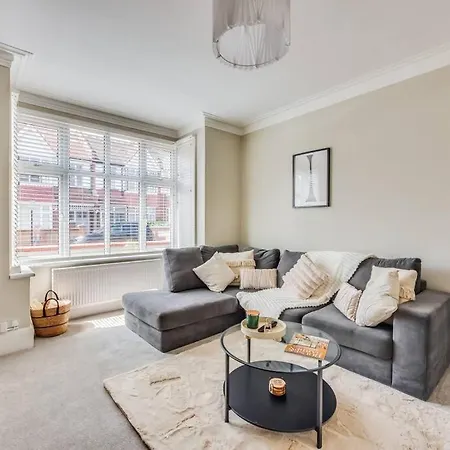Beautiful 5 Bedroom 4 Bathroom House In W6 By Yoko - 10 Minute's To - Free Parking, Fast Wifi, Work Desks And Smarttvs With And Netflix