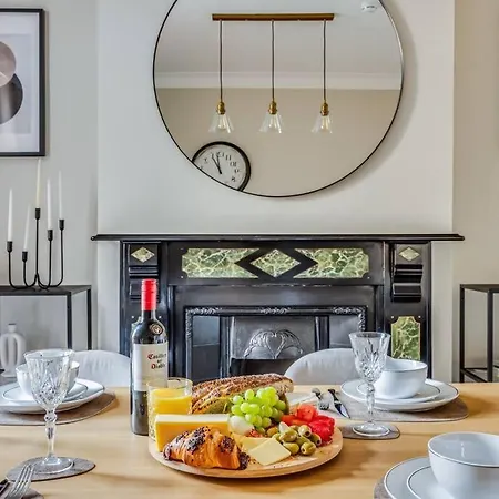 Beautiful 5 Bedroom 4 Bathroom House In W6 By Yoko - 10 Minute's To - Free Parking, Fast Wifi, Work Desks And Smarttvs With And Netflix Holiday home