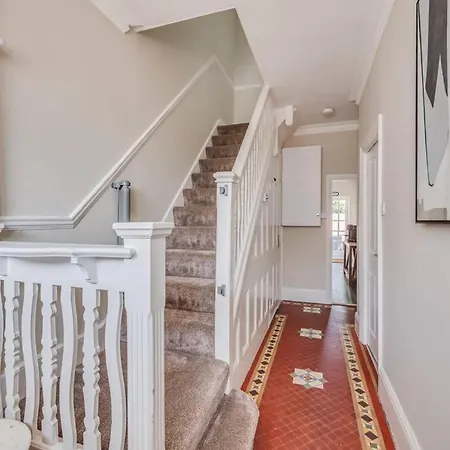 Holiday home Beautiful 5 Bedroom 4 Bathroom House In W6 By Yoko - 10 Minute's To - Free Parking, Fast Wifi, Work Desks And Smarttvs With And Netflix *
