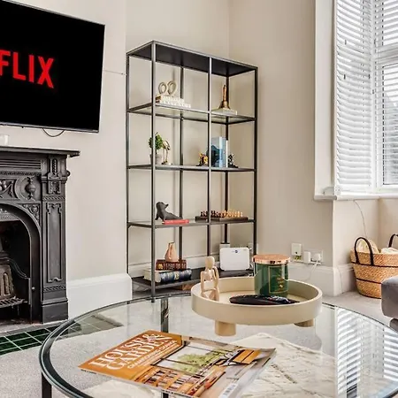 Holiday home Beautiful 5 Bedroom 4 Bathroom House In W6 By Yoko - 10 Minute's To - Free Parking, Fast Wifi, Work Desks And Smarttvs With And Netflix *