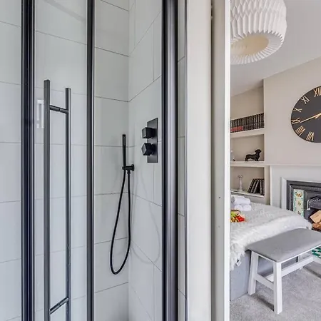 Beautiful 5 Bedroom 4 Bathroom House In W6 By Yoko - 10 Minute's To - Free Parking, Fast Wifi, Work Desks And Smarttvs With And Netflix *