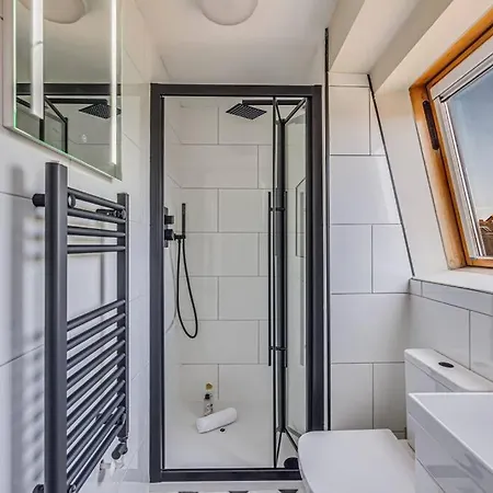 Beautiful 5 Bedroom 4 Bathroom House In W6 By Yoko - 10 Minute's To - Free Parking, Fast Wifi, Work Desks And Smarttvs With And Netflix