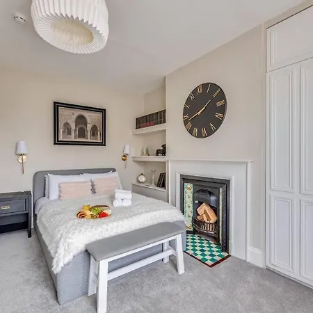 Beautiful 5 Bedroom 4 Bathroom House In W6 By Yoko - 10 Minute's To - Free Parking, Fast Wifi, Work Desks And Smarttvs With And Netflix Holiday home