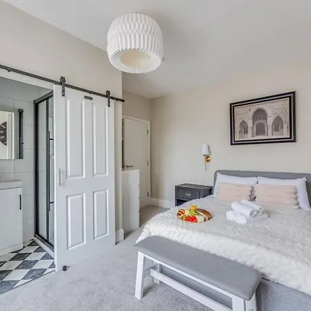 Beautiful 5 Bedroom 4 Bathroom House In W6 By Yoko - 10 Minute's To - Free Parking, Fast Wifi, Work Desks And Smarttvs With And Netflix * London