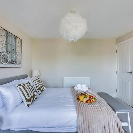 Beautiful 5 Bedroom 4 Bathroom House In W6 By Yoko - 10 Minute's To - Free Parking, Fast Wifi, Work Desks And Smarttvs With And Netflix Holiday home London