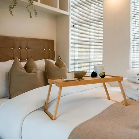 1 Bed Chelsea House With Private Terrace Apartment London