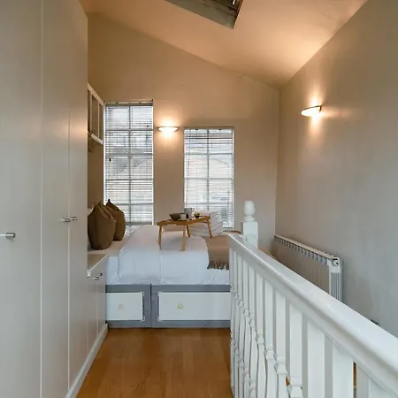 1 Bed Chelsea House With Private Terrace Apartment London