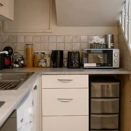 1 Bed Chelsea House With Private Terrace London