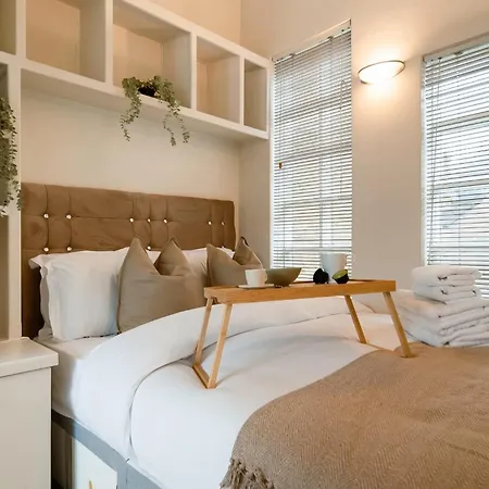 1 Bed Chelsea House With Private Terrace Apartment *