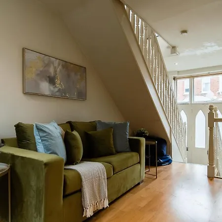 1 Bed Chelsea House With Private Terrace Apartment London